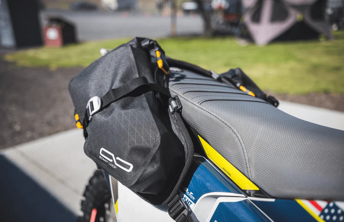 ALFORJA TRASERA PARA MOTO MOJAVI SADDLEBAG ZIP 12L GIANT LOOP NEGRO