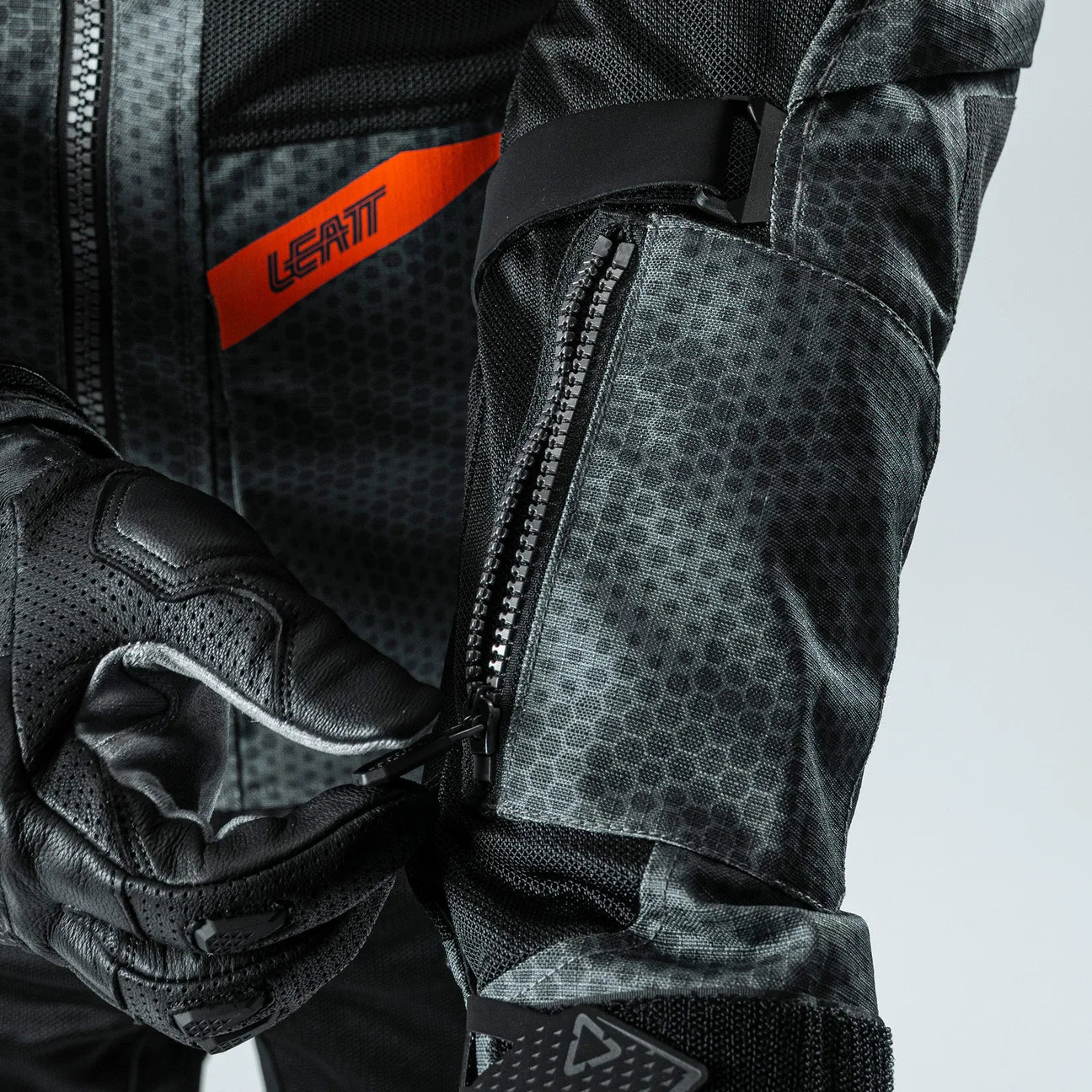 LEATT ADVENTURE FLOWTOUR 4.5 IRON MOTORCYCLE JACKET