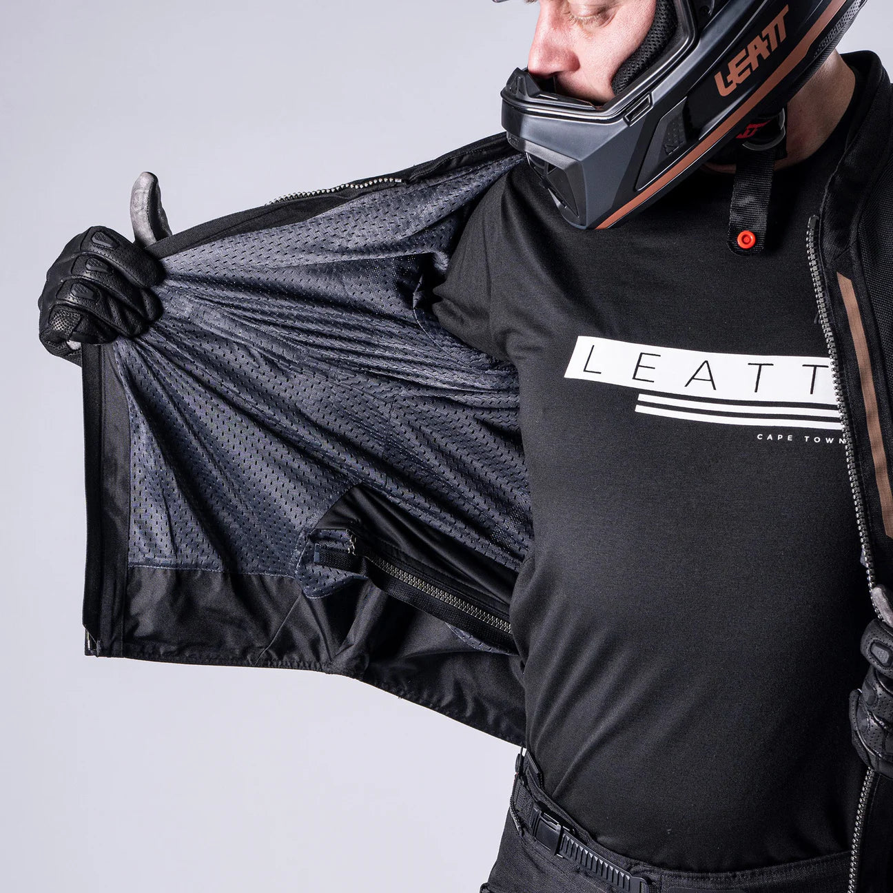 LEATT ADVENTURE FLOWTOUR 4.5 STEALTH MOTORCYCLE JACKET