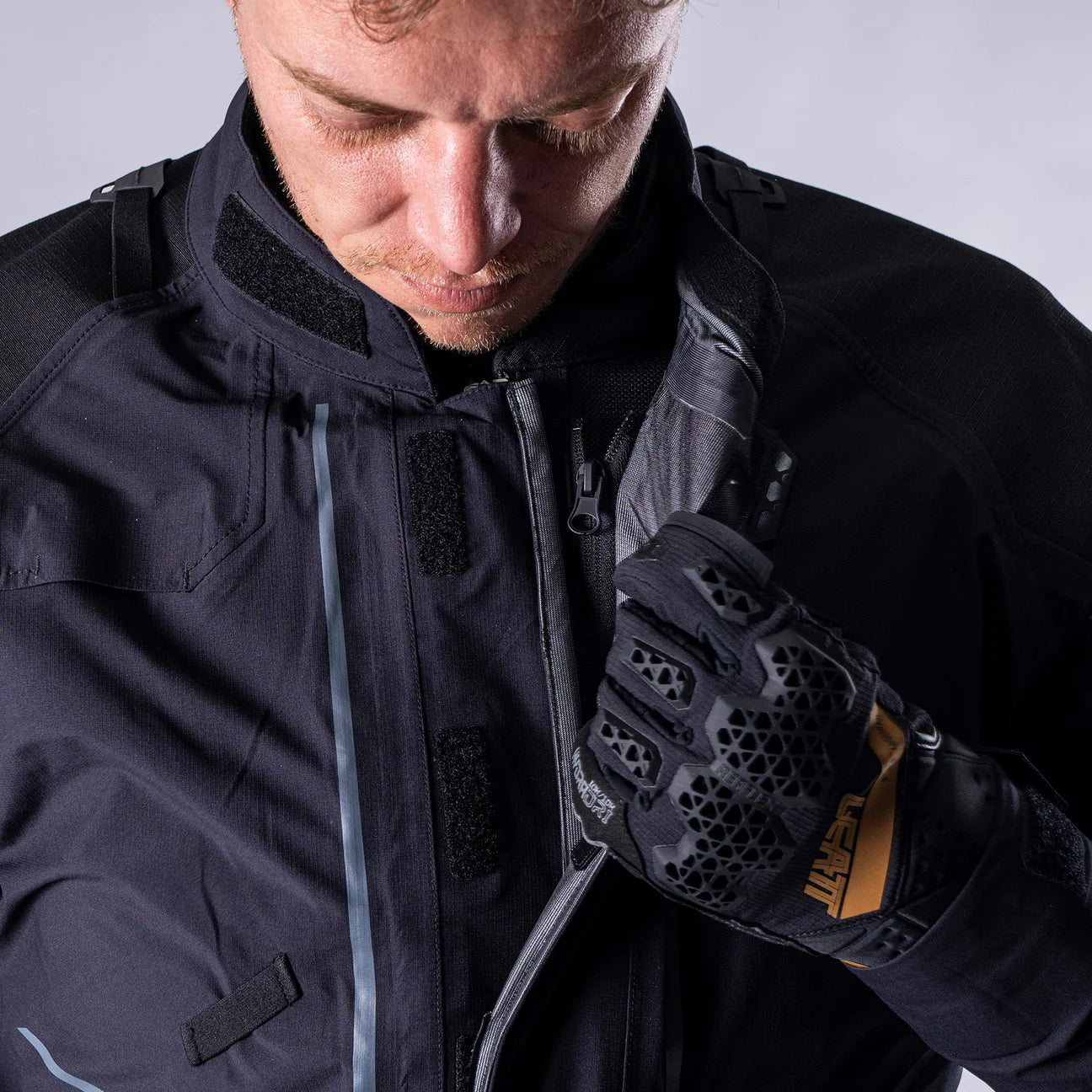 LEATT ADVENTURE MULTITOUR 8.5 STEALTH MOTORCYCLE JACKET