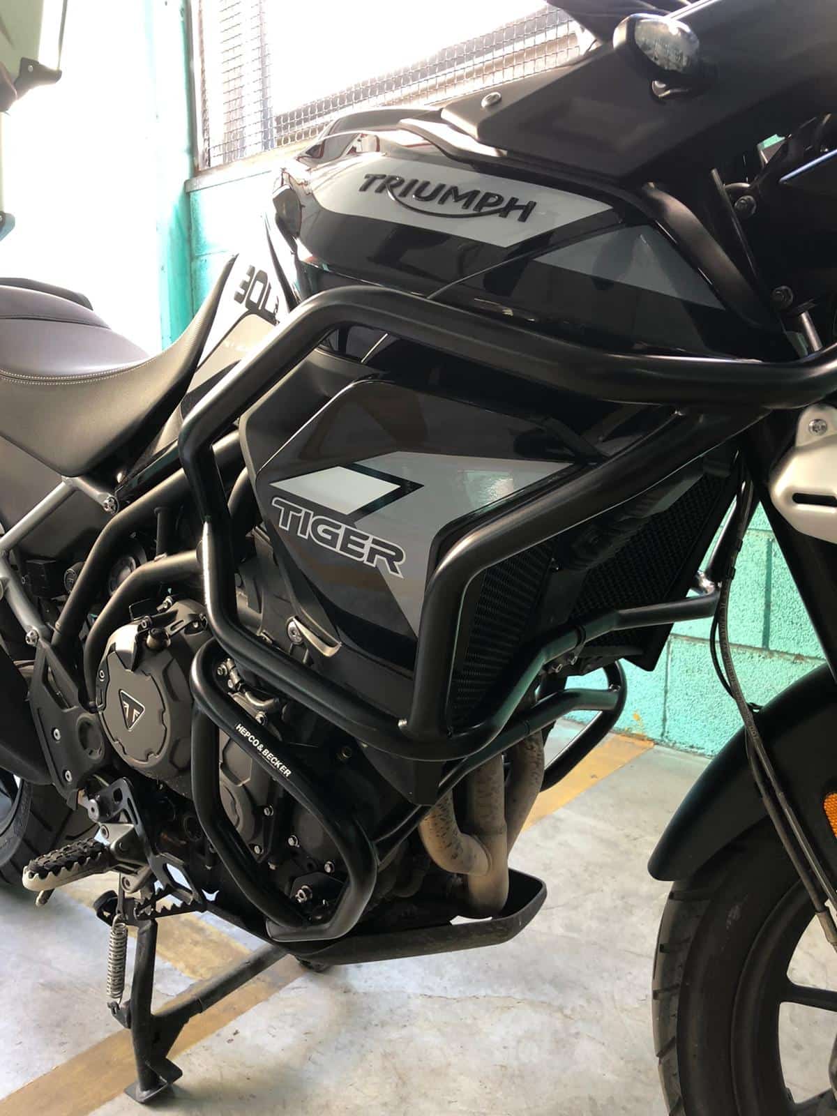 DEFENSA DE ESTANQUE SOLID HEPCO&BECKER NEGRO TRIUMPH TIGER 900 RALLY / GT / PRO 2020-2023