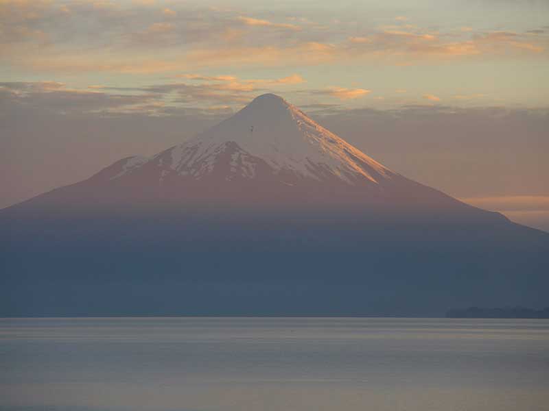 volcán junto a un lago