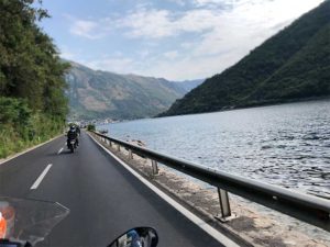 carretera y motos a un costado del lago