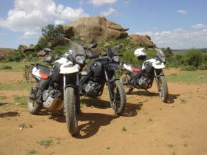 tres motos negras en desierto africano
