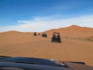 atravesando dunas en el desierto