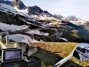 moto en los pirineos lista para viajar por europa