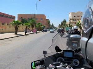 Motos atravesando la ciudad