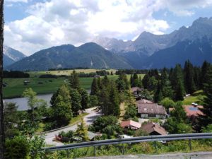 casas a un costado de la carretera transfagasanar y montañas de fondo