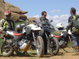 persona adulta entre varias motocicletas