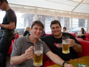 personas bebiendo una jarra de cerveza