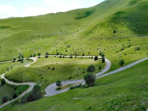 paisaje montañoso con la transfagarasan entre medio