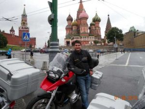viajero descansando listo para viajar por rusia