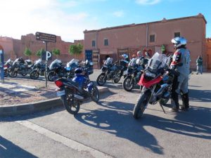 motos estacionadas afuera de un centro comercial en marrakesh