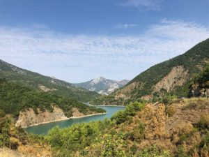 paisaje montañoso con laguna al medio