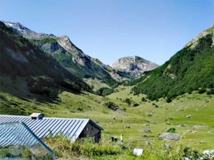 casa en la pradera en las montañas