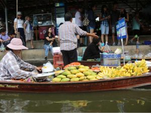 mercado flotante en bangkok