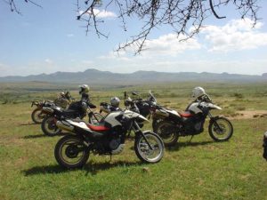 tres motocicletas sobre el pasto en africa
