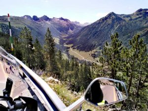 moto mirando un valle montañoso