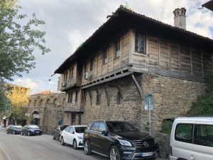 casa vieja que se puede ver al viajar por rumania