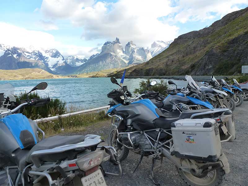 motocicletas estacionadas junto a un lago listas para viajar a la patagonia