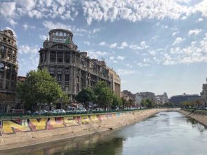 edificio historico que se puede apreciar al viajar por rumania