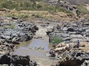 riachuelo entre piedras en africa