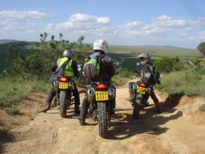 tres hombres sus motos conversando