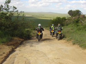 personas sobre sus motos listas para viajar por africa