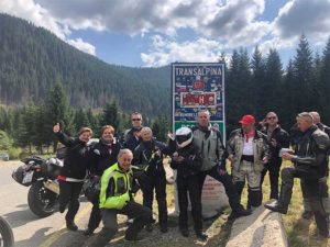 grupo de personas entrando a montenegro