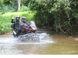 moto cruzando un río
