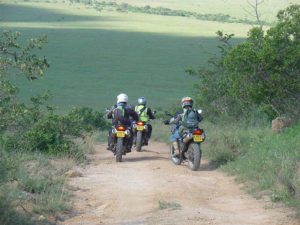 tres personas sobre un camino de tierra en un viaje a africa