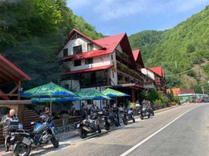 hotel en una carretera de serbia