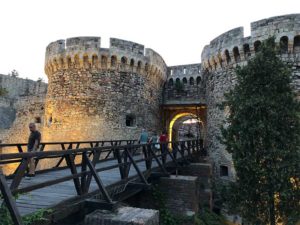 puente de madera para entrar a castillo medieval