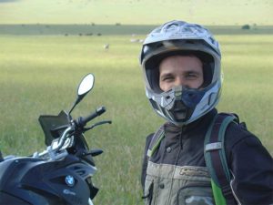 Motociclista con Casco en Africa