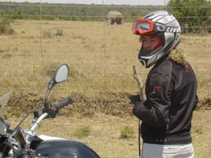 mujer rubia con chaqueta y casco mirando hacia la camara