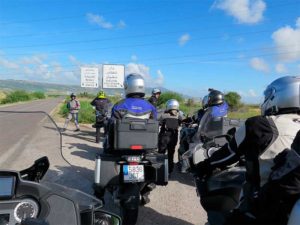 motociclistas atravesando la carretera