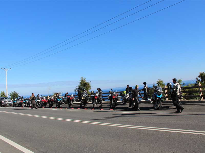 motos en la carretera listas para una moto aventura