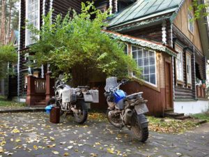 motos estacionadas antes de continuar su viaje por europa