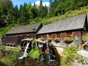 paisaje en los pirineos con un molino de agua