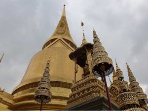 panoramica de lamparas en templo tailandes