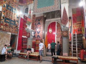 turistas en mezquita de marruecos