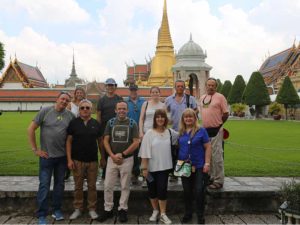 viajeros frente a templo tailandés