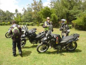 motos sobre cesped verde