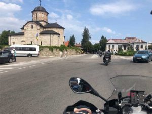 iglesia a un costado de un camino en pueblo pequeño