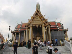 peregrinos en templo de bangkok