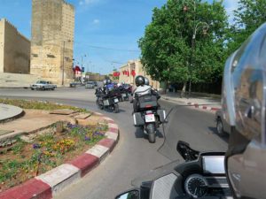 motocicletas recorriendo ciudad en marruecos