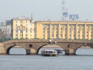 puente en ciudad rusia con edificio de fondo