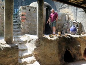 turista en ruinas de marruecos