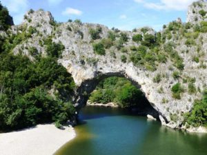 atractivo turistico natural de roca y agua