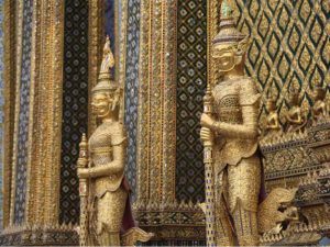 guardianes de oro en templo de bangkok